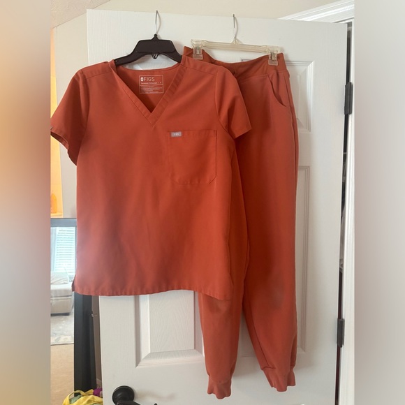 Figs Pants - Figs Rust Scrub Top